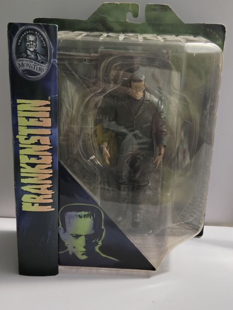 Universal Monsters Frankenstein W/ Operating Table Diamond Select Action Figure