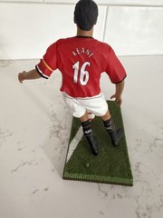 Roy Keane #16 Manchester United Soccer Plastic Figurine w/Ball & Display Base