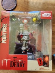 Pennywise (Welcome to Derry) 6″ Posed Figure Gold Label – McFarlane Toys Ship5/6