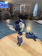 Transformers War For Cybertron Kingdom Deluxe WFC-K32 Autobot Pipes