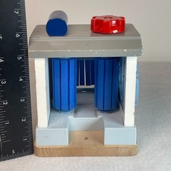 Thomas Wooden Railway Sodor Scrub & Shine 2004 w/ 2 RR Signs – No Sound/Lights