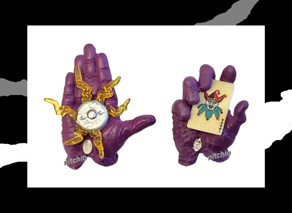 Mezco One:12 Golden Age The Joker – JOKE BUZZER HAND & CARD HOLDING HAND 1/12