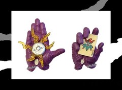 Mezco One:12 Golden Age The Joker – JOKE BUZZER HAND & CARD HOLDING HAND 1/12