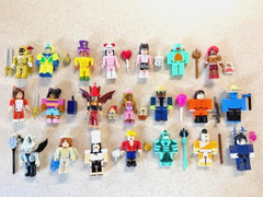 Lot of 21 Roblox Celebrity Series 8 Action Figures Alexis Golden Millionaire