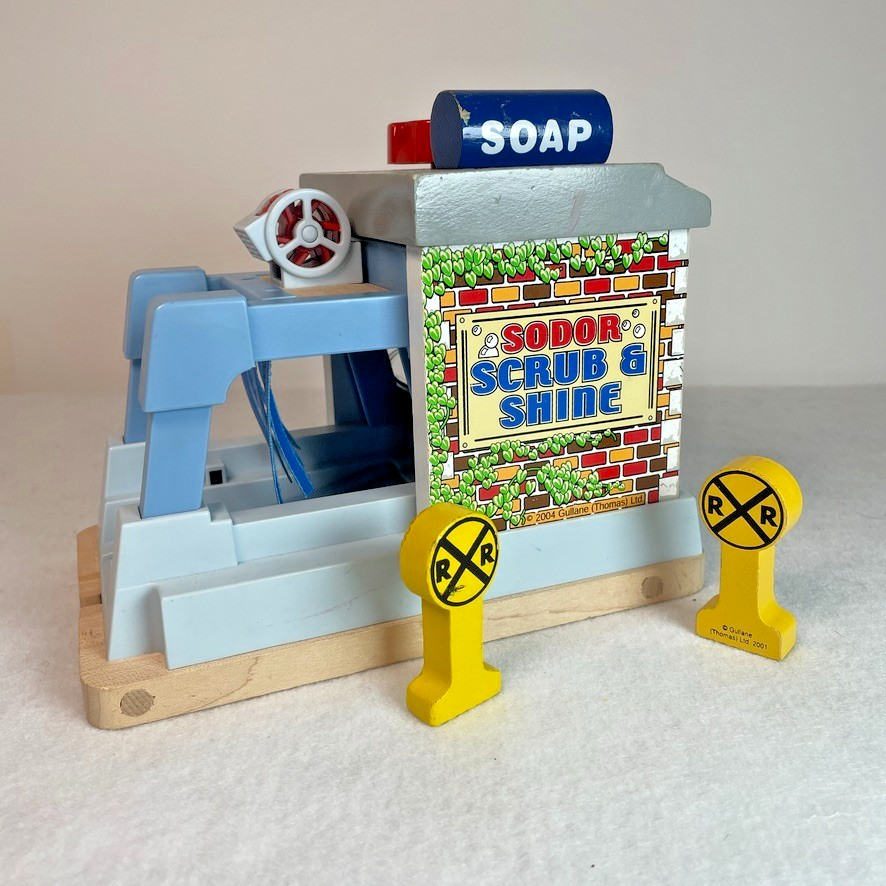 Thomas Wooden Railway Sodor Scrub & Shine 2004 w/ 2 RR Signs – No Sound/Lights
