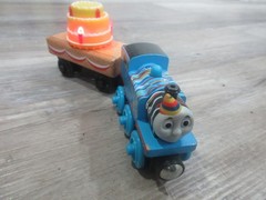 BIRTHDAY THOMAS with MUSICAL CAKE CAR 2012 /Thomas & Friends Wooden Trains Y4501