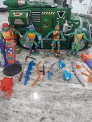 2002 Teenage Mutant Ninja Turtles Action Figure Battle Shell Armored Van & Xtra