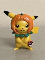 HALLOWEEN PIKACHU POKEMON 1.5” ACTION FIGURE TOY (PRE-OWNED)