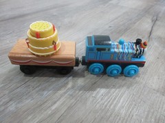 BIRTHDAY THOMAS with MUSICAL CAKE CAR 2012 /Thomas & Friends Wooden Trains Y4501