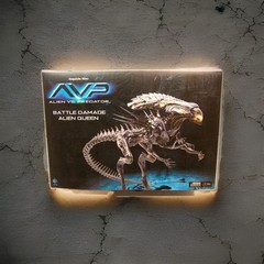 ALIEN VS PREDATOR: BATTLE DAMAGE ALIEN QUEEN 1:18 SCALE DELUXE ACTION FIGURE AVP