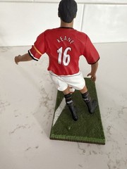Roy Keane #16 Manchester United Soccer Plastic Figurine w/Ball & Display Base