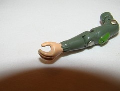 G.I. JOE (1982) GRUNT ~ LEFT ARM ~ THIN THUMB ~ UNBROKEN STRAIGHT ARM PART