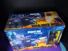 Vintage 1999 XToys Wild Wild West Derailer Tank w/ Dr. Loveless