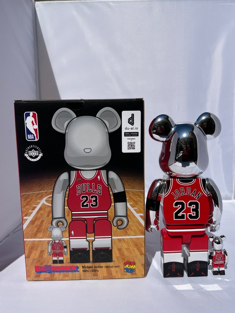 Bearbrick Michael Jordan 1998 Last Shot 400% and 100% Bearbrick