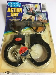 1983 Simon & Simon Action Set – badge handcuffs Gordy toys TV detective NIP New