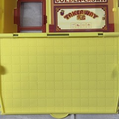Bluey Playset, Golden Crown Restaurant Case & 15 Figures, Table, Chairs