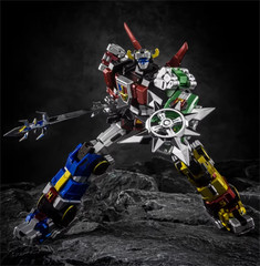 New In Stock Lucky Cat Micro Cosmos MC-01S Elvis Voltron Metallic Version Figure
