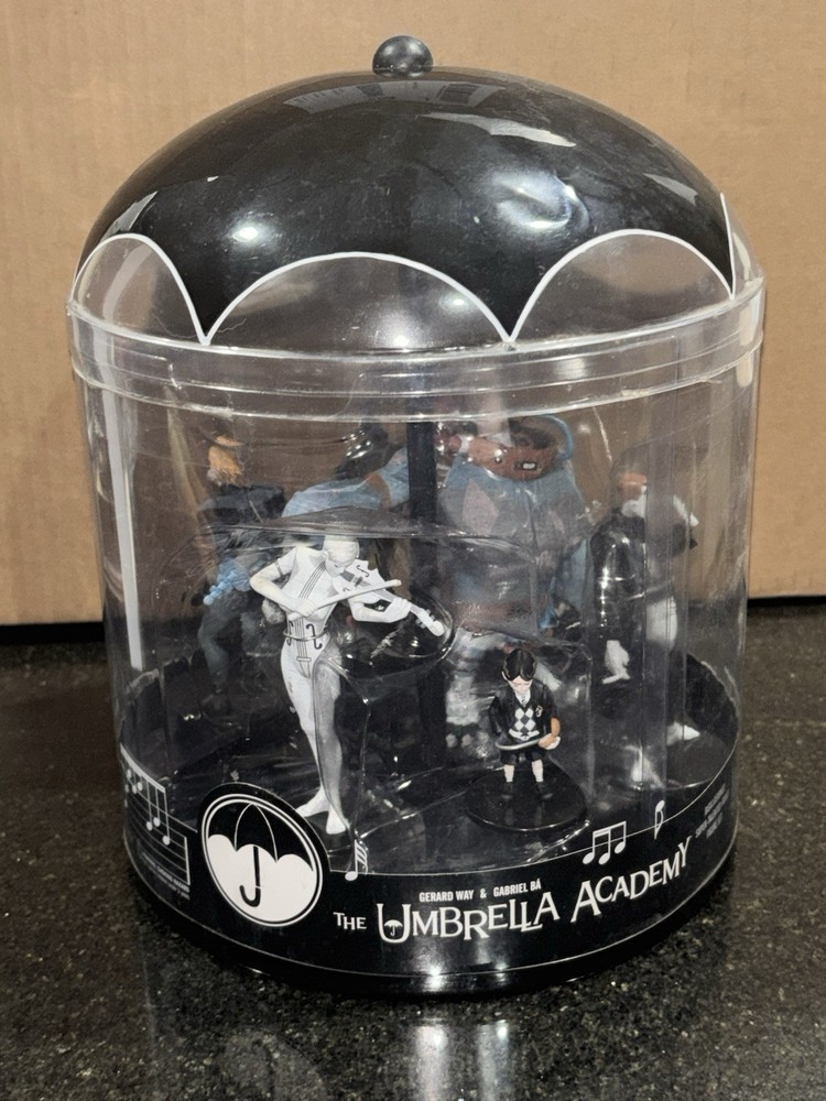 NEW Umbrella Academy Disillusioned Super-Talented Family 6 Figure Set