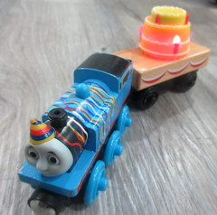 BIRTHDAY THOMAS with MUSICAL CAKE CAR 2012 /Thomas & Friends Wooden Trains Y4501