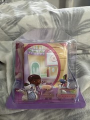 NIB Disney Doc McStuffins Deluxe 8 piece Figurine Play Toy Set Lambie, Chilly