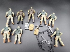 Chap Mei Army Men Lot Of 8 Plus Guns Backpacks