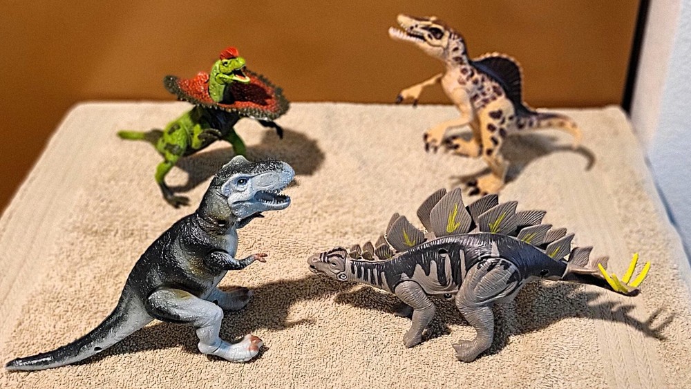 TOY DINOSAURS – BATTERY OPERATED SOUND – Lot 4 Different