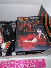 ELVIRA House Of Horrors XL T-SHIRT Loot Box NECA FIGURE Set HALLOWEEN Pinball