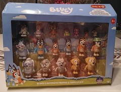 Bluey’s Ultimate Friends & Family Neighborhood Mini 14- Figure Gift Pack NIB