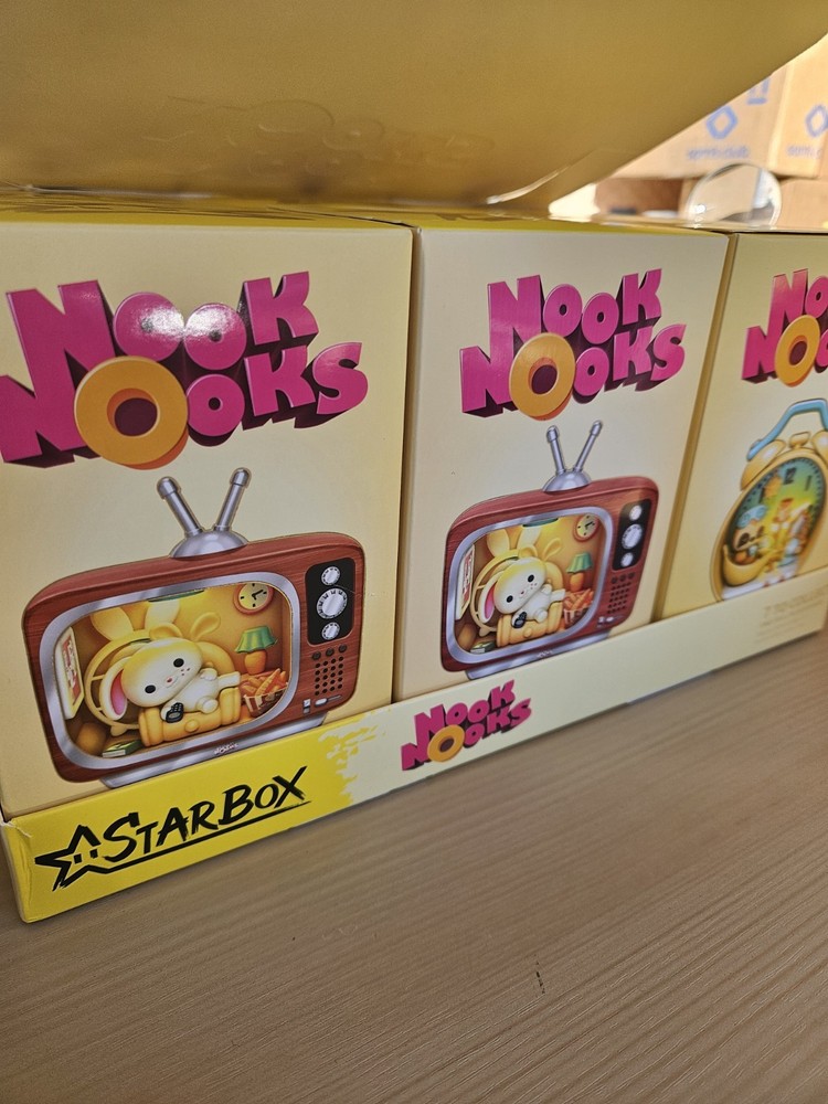 Nook Nooks Series 1 Blind Box Collectible Mini Collectible Figurine Display CASE
