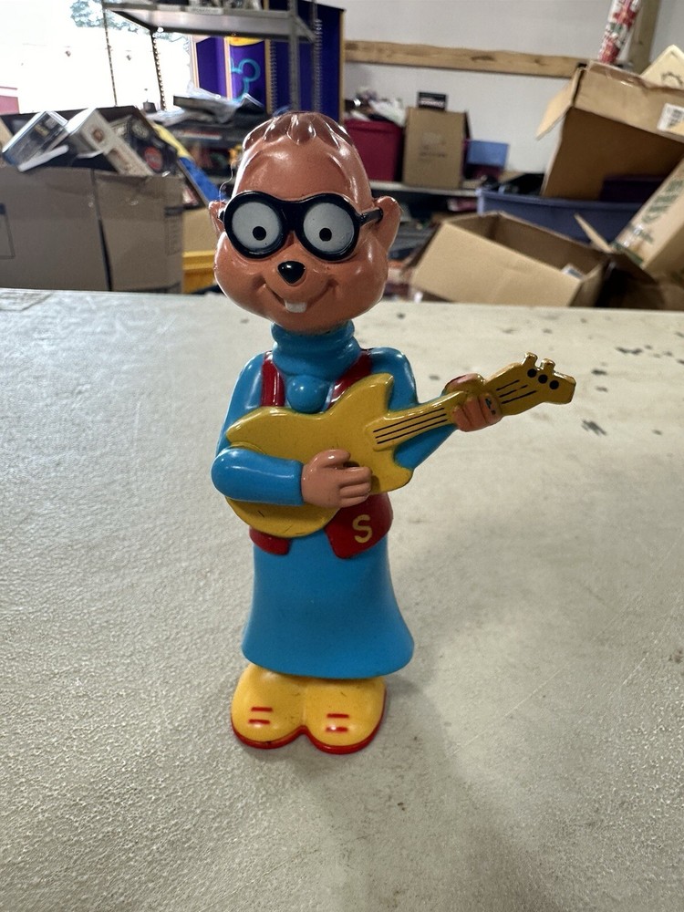 1983 Wind Up Simon with Guitar. One of the Chipmunks. CBS Inc 5″ plastic D45
