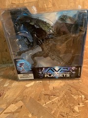 ALIEN VS PREDATOR: ALIEN QUEEN W/ BASE BRAND NEW NO YELLOWING ABSOLUTELY MINT