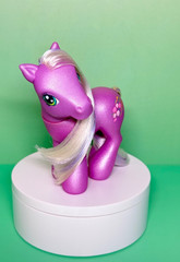 2003 G3 My Little Pony Rainbow Pony 1st Release Wysteria Purple Shimmer MLP
