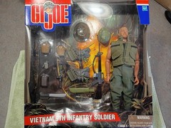Vietnam 9th Infantry Soldier G.I. Joe 12″ Action Figure Set 2001 damaged box