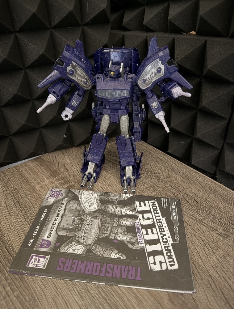 Transformers Generations War for Cybertron: Siege Leader Class Shockwave