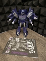 Transformers Generations War for Cybertron: Siege Leader Class Shockwave