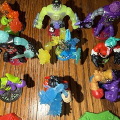 Akedo Ultimate Arcade Warriors Legends Of Akedo Lot Of 10 Figures 2 controllers