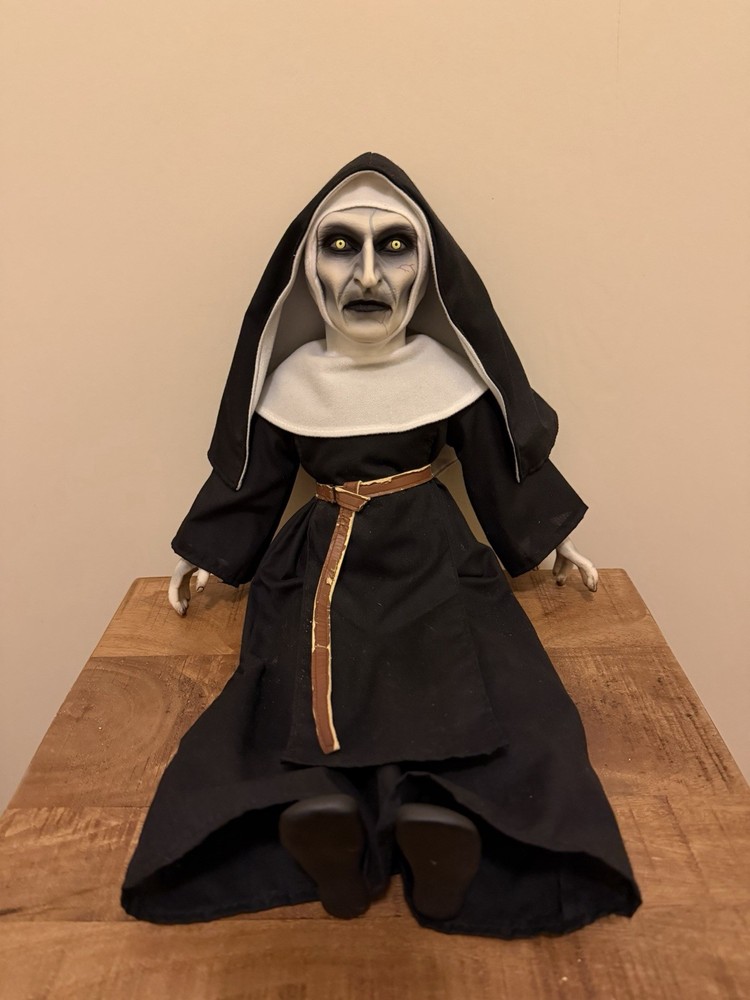 Mezco Toyz: The Conjuring Universe – The Nun 18-Inch Deluxe Doll Figure
