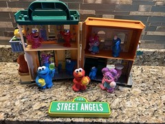 2010 Hasbro Sesame Street Hooper’s Store 123 Apt Building Playset With Figures
