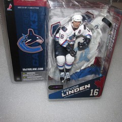 McFarlane 2004 Trevor Linden Vancouver Canucks NHL series 8 (rookie piece)