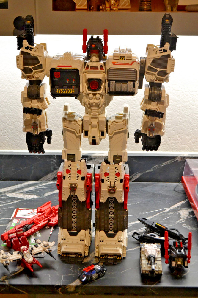 Transformers Generations Titan Metroplex with Slammer, Sixgun & Unique Toys set