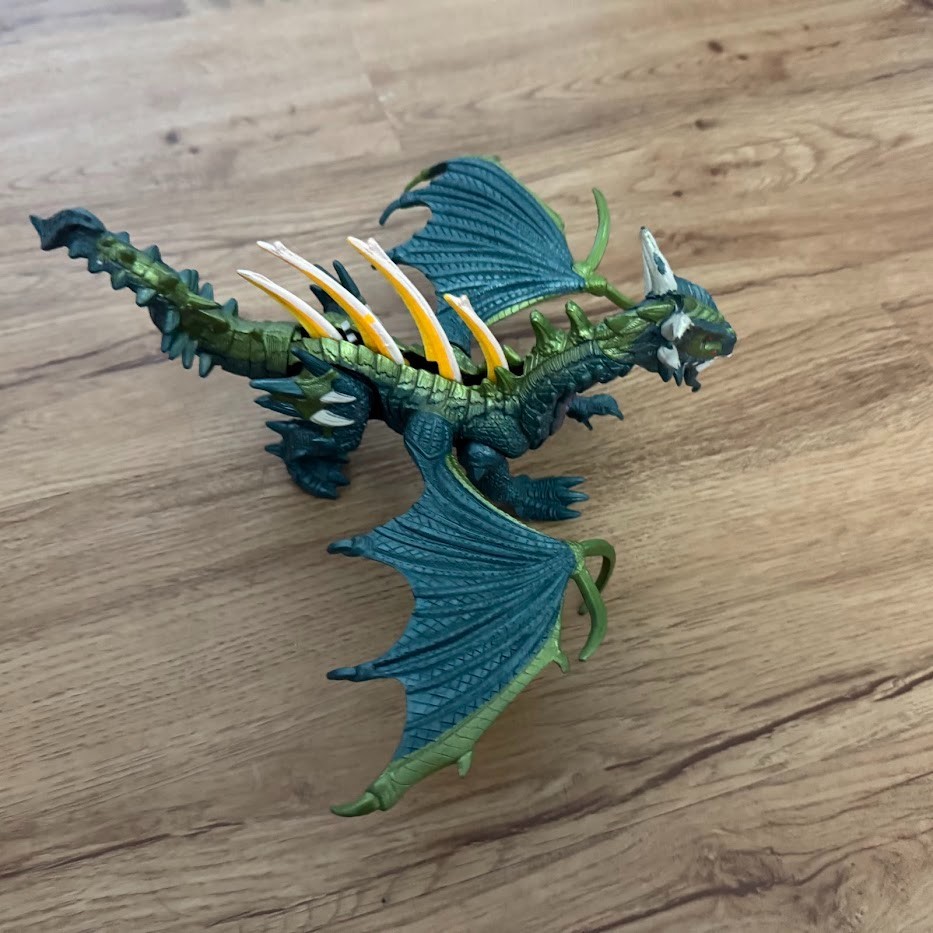 Hasbro 1996 DragonHeart Razorthorn Blue Green Dragon 8.5″ Action Figure