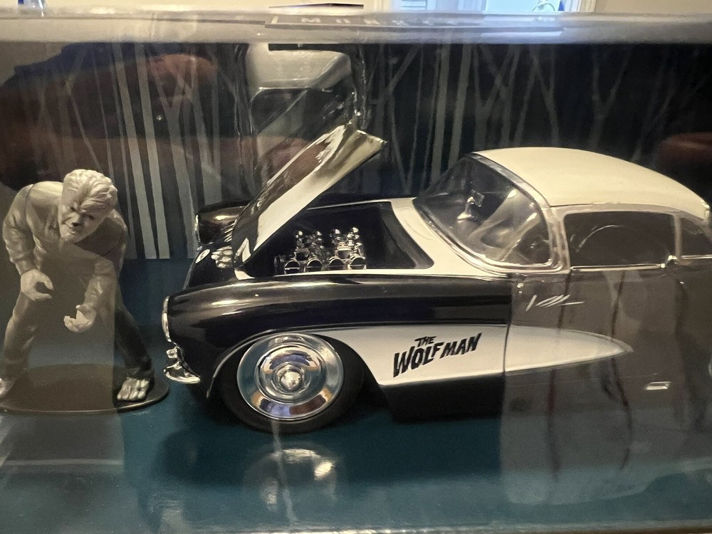 Universal Monsters 1:24 Die Cast WOLFMAN & 1957 CHEVROLET CORVETTE DIECAST CAR