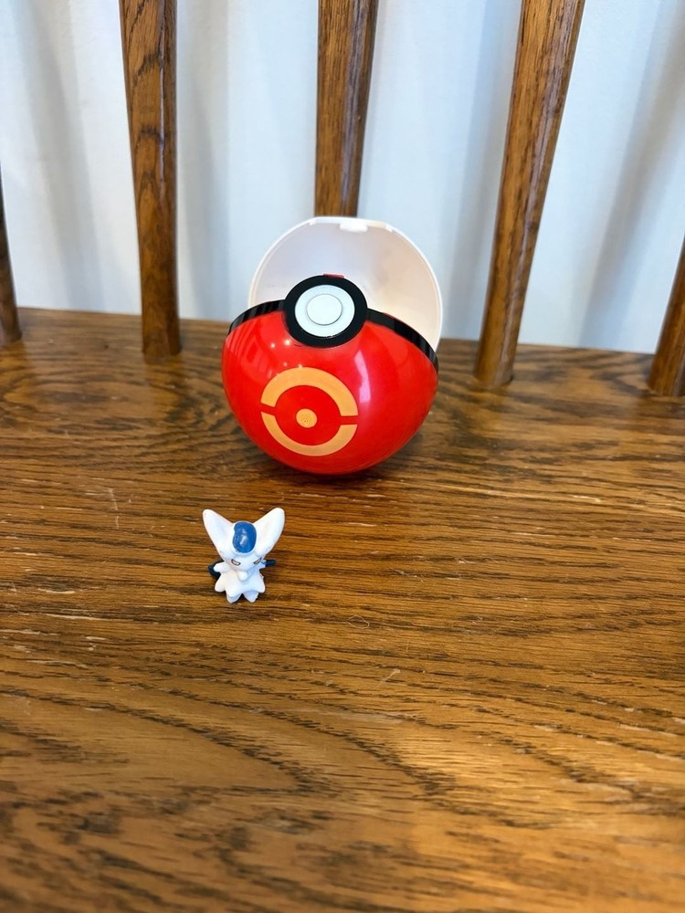 Pokemon Espurr Mini Figure with Poke Ball Clip Case