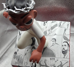 THE CANVAS DON – KENDRICK LAMAR – “THE CROWN” – RARE VINYL FIGURE – PLEASE READ!