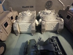 Blue Box ELITE FORCE 1/18 M1114 Up Armored Humvee Lot with 2 M113 plus figures