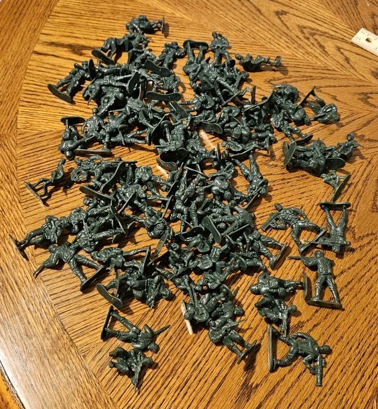 Lot Of 90 Dark Green Army Men Hard Plastic