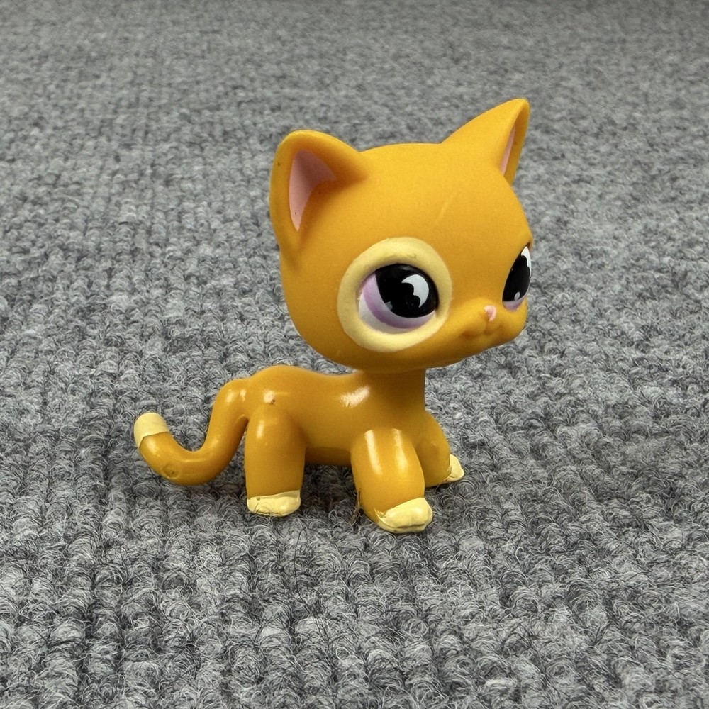 Hasbro Littlest Pet Shop Shorthair Yellow Cat Figure #855 2008 Purple Eyes LPS
