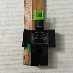 RARE ROBL0X 1x1x1x1 Series 2 Figure with Green Domino Crown and Sword NO Code