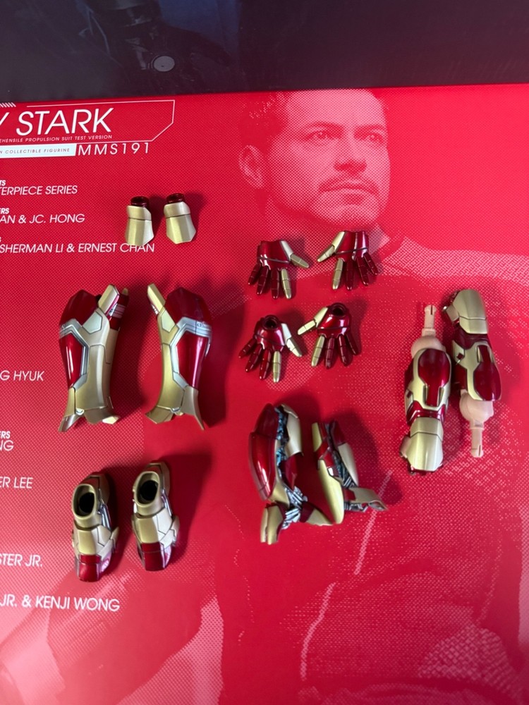 HOT TOYS 1/6 IRON MAN 3 TONY STARK FIGURE WORKSHOP-METALLIC GOLD + RED ARMOR SET