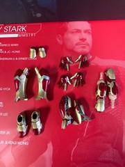 HOT TOYS 1/6 IRON MAN 3 TONY STARK FIGURE WORKSHOP-METALLIC GOLD + RED ARMOR SET